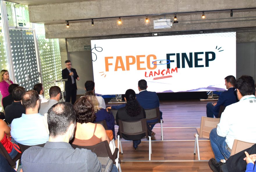 Gerente de Inovação da Fapeg, Polyana Mendonça explica que a chamada vai destinar entre R$ 424 mil a R$ 624 mil para cada empresa selecionada. (Fotos: Fapeg)