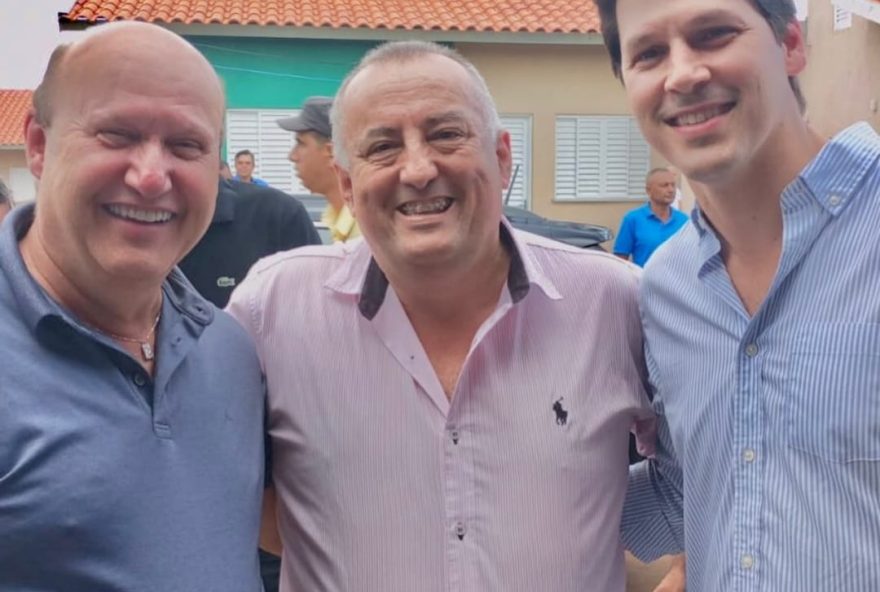 Vereador Adilson Cardoso (ao centro), ladeado pelo deputado Célio Silveira (à esquerda) e pelo vice-governador Daniel Vilela. Ele deve ser o companheiro de chapa da prefeita de Itaberaí, Rita de Cássia (UB), que vai à reeleição