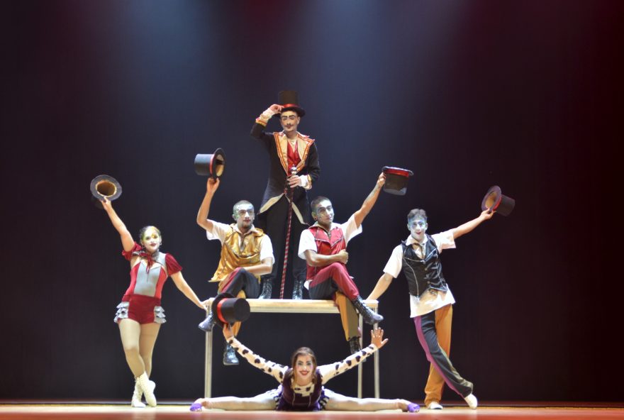 Alunos apresentam espetáculos de arte circense, dança e teatro: Basileu França oferece cursos de graça
(Fotos: Cinthia Oliveira)