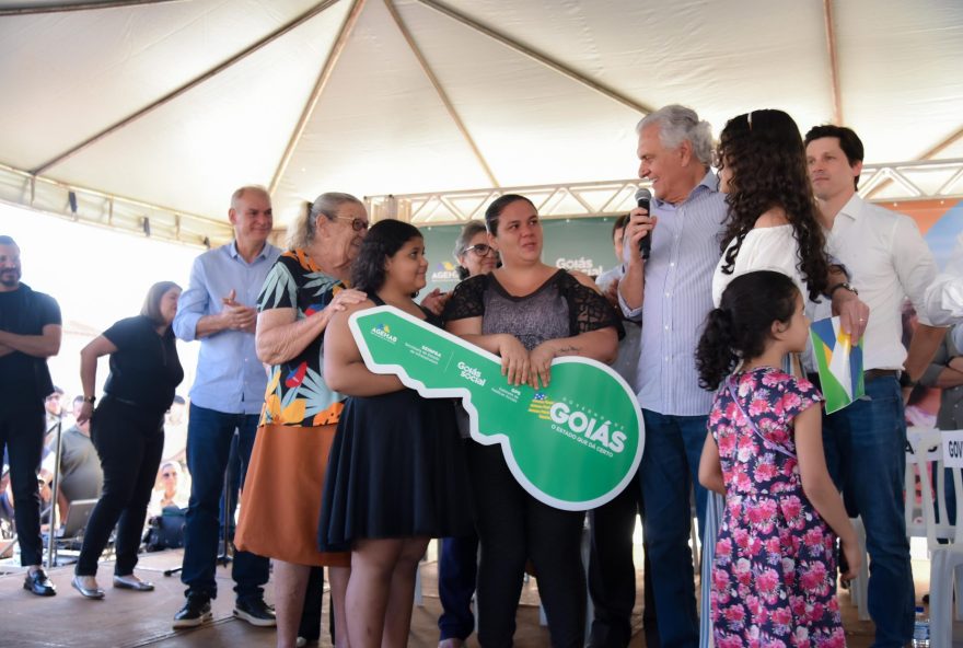 Governador entrega 50 casas a custo zero em Santa Helena de Goiás. (Fotos: Rômullo Carvalho)