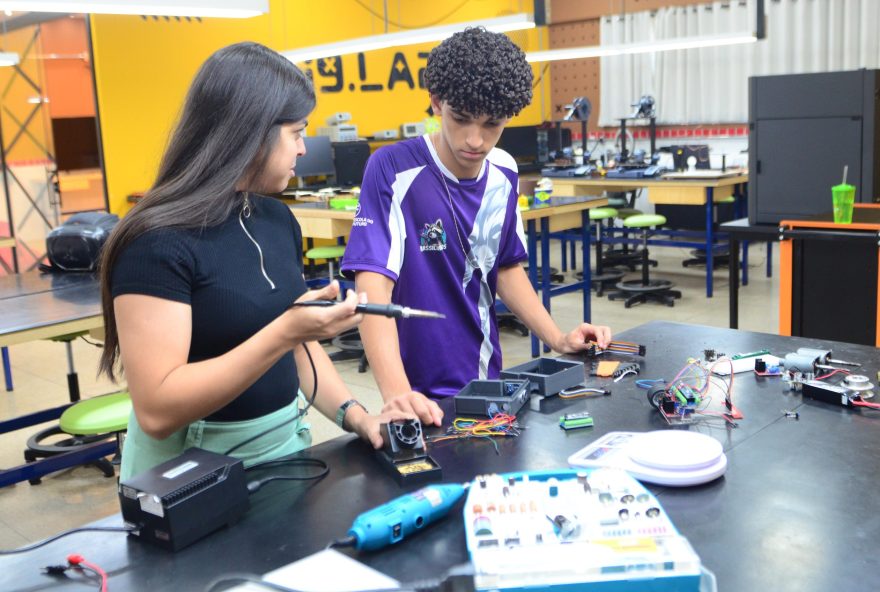 Alunos da EFG Luiz Rassi, de Aparecida de Goiânia, utilizam laboratórios da unidade para construir robô de competição. (Fotos: André Bianchi)