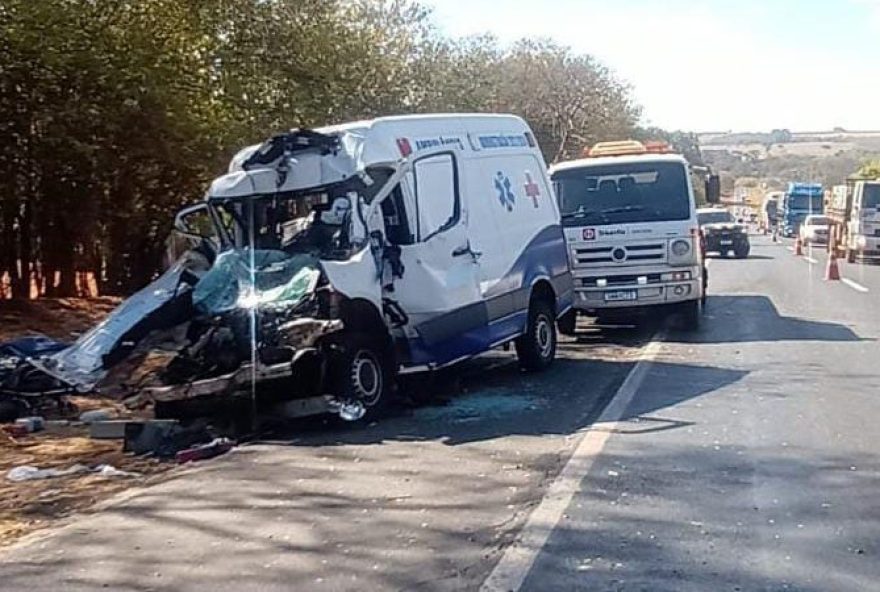 Vítimas, que moravam em Bom Jesus de Goiás, estavam no veículo no momento do acidente. Motorista teve fratura exposta. (Foto: Reprodução)