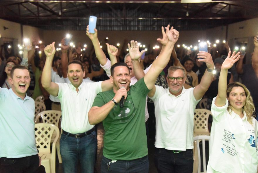 O ex-prefeito Gustavo Mendanha, a esposa Mayara Mendanha e o bispo Rinaldo, da Igreja Impactados, também participaram do ato. (Foto: Reprodução)