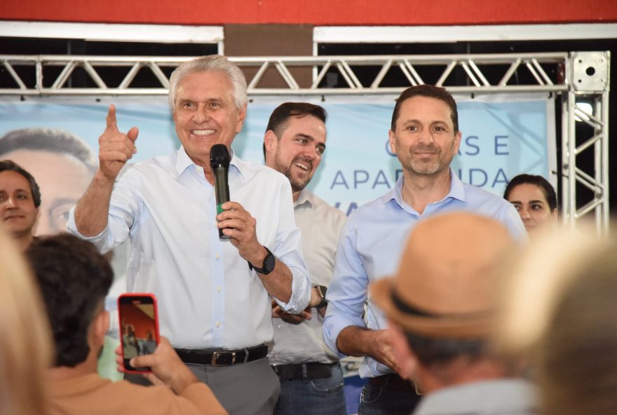 Na reunião com líderes da Igreja Esperança, o pastor Romeu Ivo, oficializou o apoio a Leandro Vilela para prefeito de Aparecida. (Fotos: Jhonney Macena)