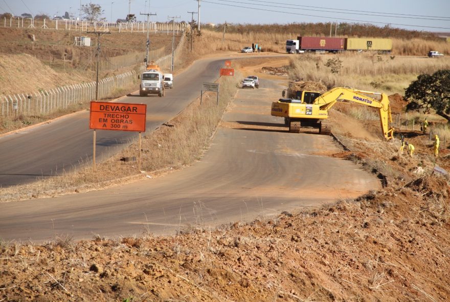 Construção do Contorno Viário do Distrito Agroindustrial de Anápolis vai facilitar mobilidade urbana na região. (Imagem e fotos: Silvano/Goinfra)