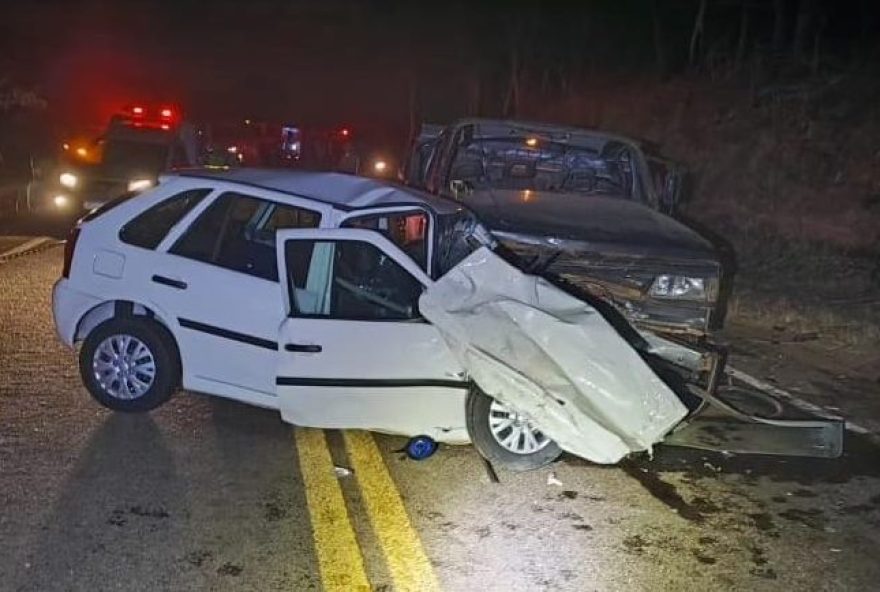 Vítimas ficaram presas às ferragens e morreram no momento do impacto. Motorista da caminhonete teve apenas ferimentos leves. (Foto; Reprodução)