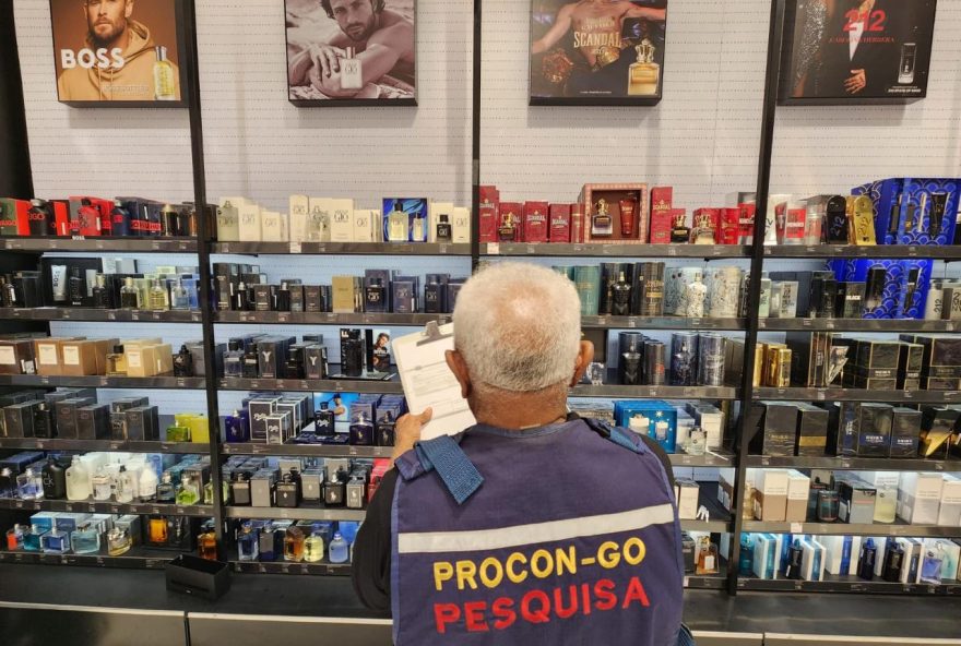 A gravata tradicional, um dos produtos mais procurados, teve a maior variação de preço. (Fotos: Procon)