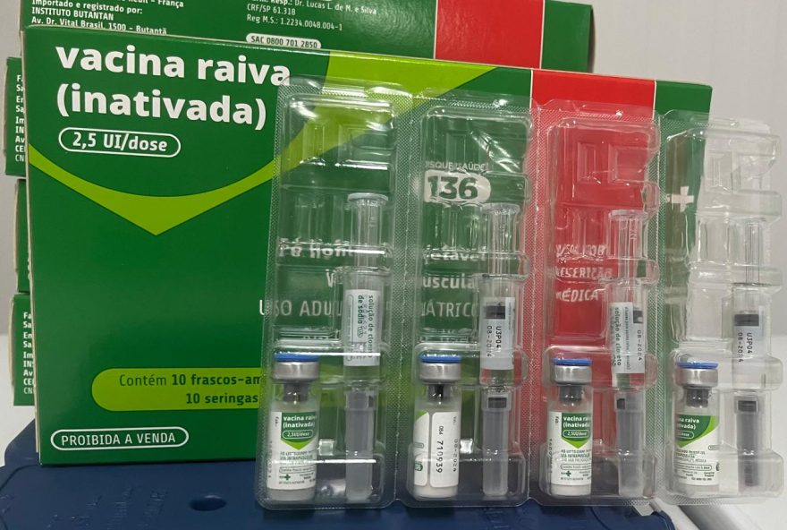 Após qualquer exposição ao vírus direta ou indireta, é fundamental realizar a limpeza imediata do ferimento com água corrente abundante e sabão ou detergente; ação reduz significativamente o risco de infecção e, em seguida, a pessoa deve procurar uma unidade de saúde