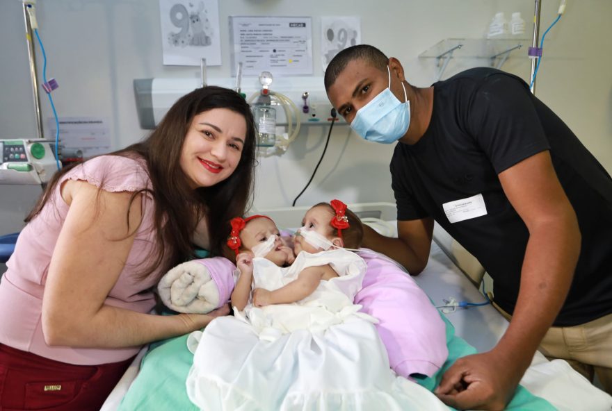 Alta foi possível porque o quadro de saúde das siamesas é estável e sem gravidade. (Fotos: Ruber Couto)