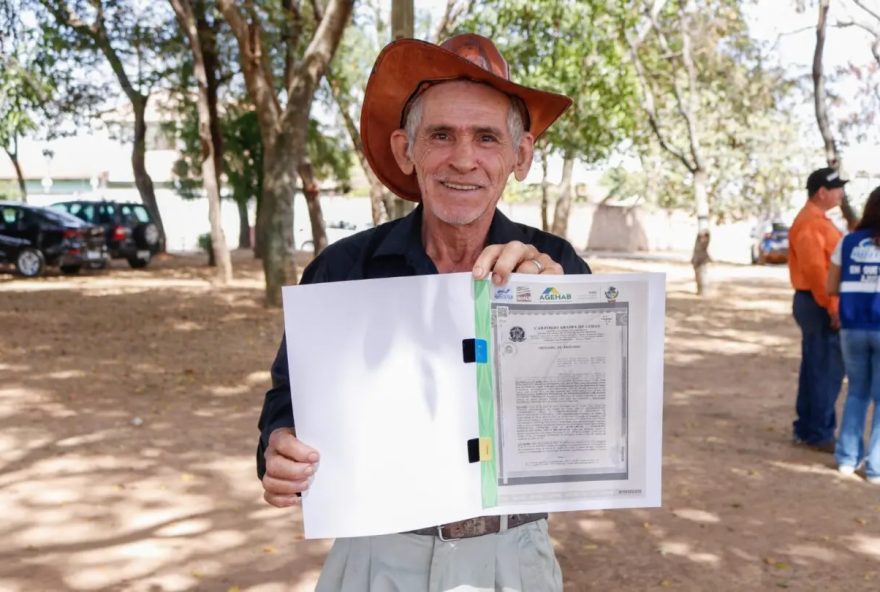 Famílias em atendimento durante evento de entrega de escrituras. (Foto: Octacílio Queiroz)