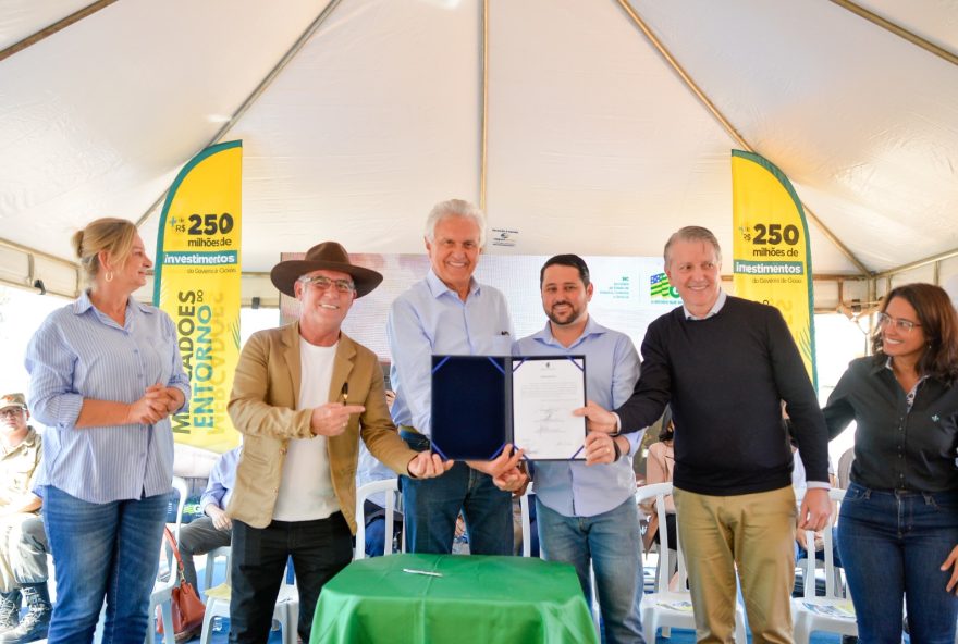 Governador Ronaldo Caiado assina ordem de serviço para construção de novo centro comercial em Santo Antônio do Descoberto. (Fotos: Lucas Diener)