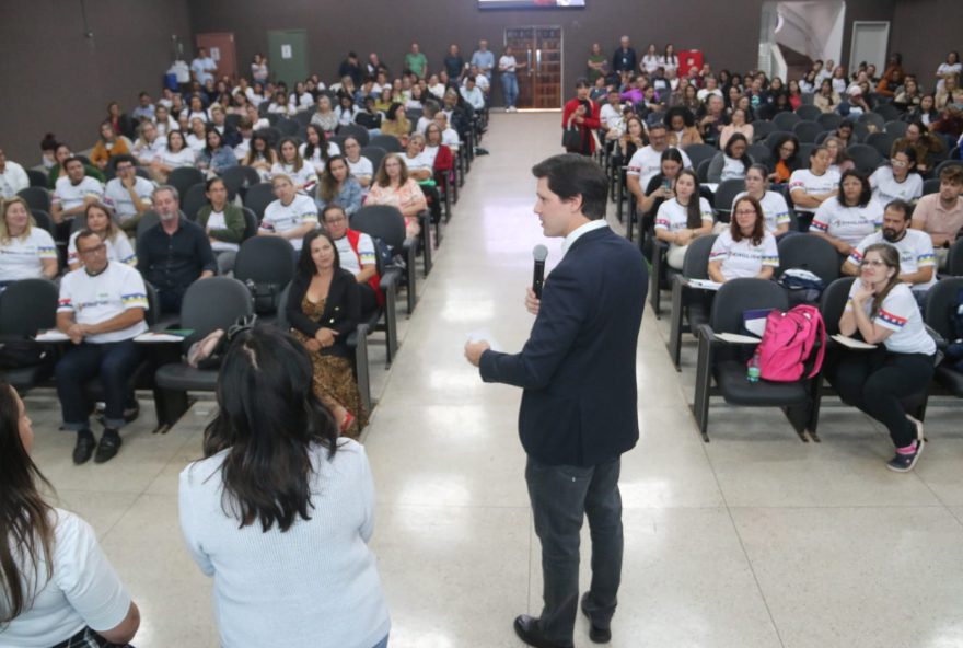 Daniel Vilela lança, ao lado da secretária Fátima Gavioli, o “Go English”, plataforma que vai incrementar o ensino da língua inglesa na rede estadual. (Fotos: Jota Eurípedes)