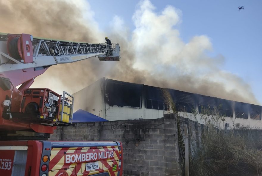 Chamas atingiram galpões de empresas localizadas no Jardim Santo Antônio. Trabalhado de rescaldo foi realizado na manhã deste domingo, 18. (Foto: Corpo de Bombeiros)