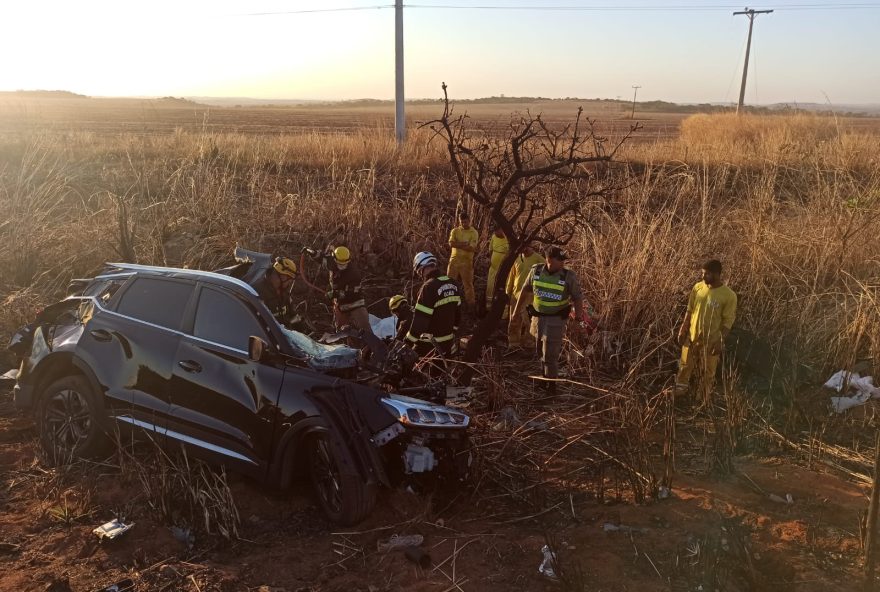 Acidente envolvendo dois carros e um caminhão deixou outras sete pessoas feridas. (Foto: Reprodução/Corpo de Bombeiros)