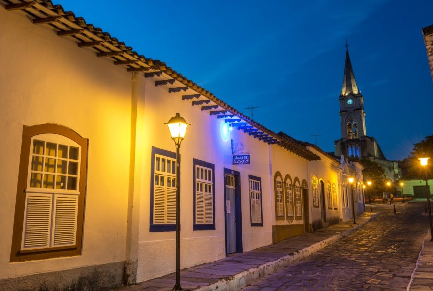 Destinos goianos tradicionais, como Chapada dos Veadeiros e Cidade de Goiás, estão entre as opções oferecidas aos turistas. (Fotos: Goiás Turismo)