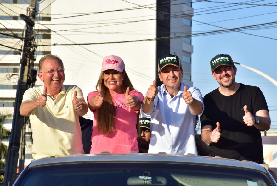 Durante a caminhada, Leandro reforçou o compromisso de apoiar os feirantes de Aparecida. (Fotos: Jhonney Macena)