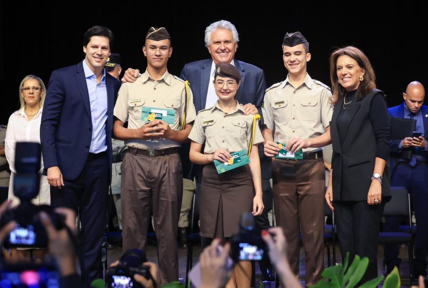 Governador Ronaldo Caiado entrega cartões do programa Bolsa Uniforme a alunos dos colégios militares: “Goiás está dando condições para que sejam os melhores do país”
Fotos: André Saddi