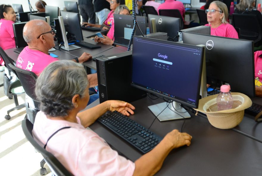 Cursos oferecem capacitação para uso seguro da internet, aplicativos de celular e computador. (Fotos: André Bianchi)