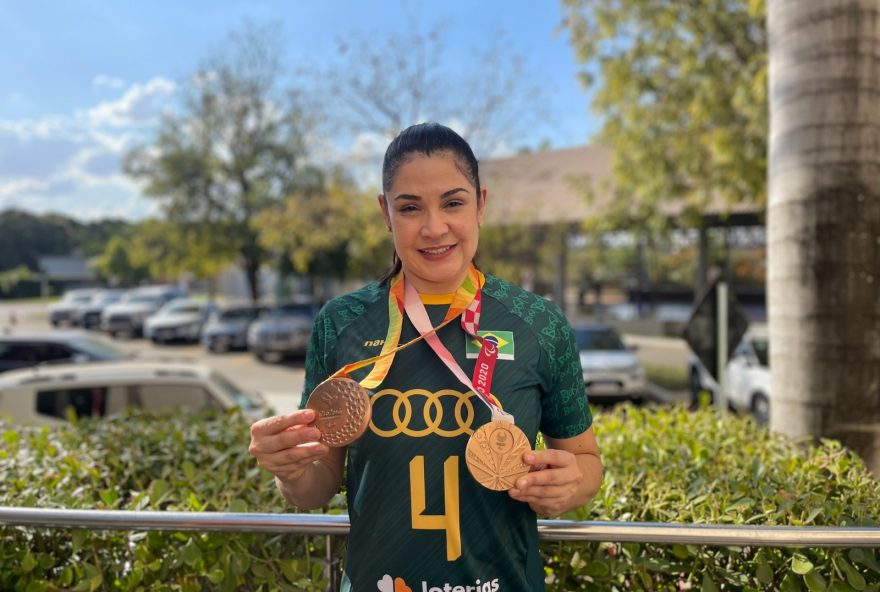 Adria Jesus exibe suas medalhas, fruto de dedicação e resiliência, enquanto se prepara para as Paralímpiadas de Paris 2024. (Foto: Juliana Saran/Agir)