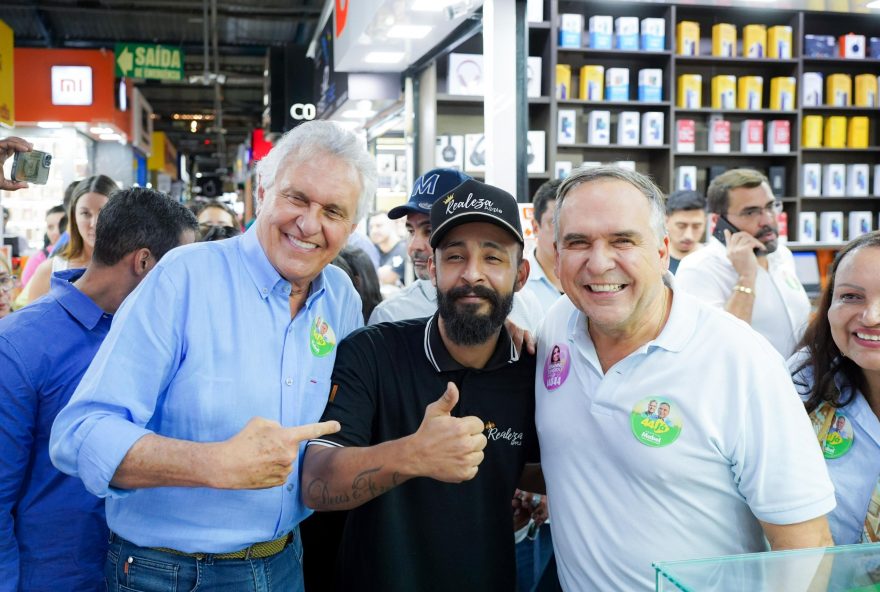 Ronaldo Caiado com Sandro Mabel em caminhada pelo camelódromo OK: “Para enfrentar os problemas crônicos na nossa capital é preciso um prefeito que tenha capacidade e firmeza”         Fotos: Assessoria União Brasil