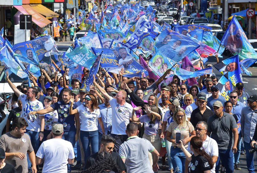 Candidato do MDB, ao lado de Gracinha Caiado e Gustavo Mendanha, promete governo de respeito às mulheres e desenvolvimento para a cidade. (Foto: Rodrigo Estrela)