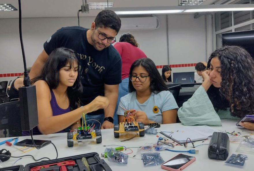 Cursos de robótica e tecnologia é destinado para jovens de 8 a 20 anos, com ênfase em inclusão e equidade. (Foto: Secti)