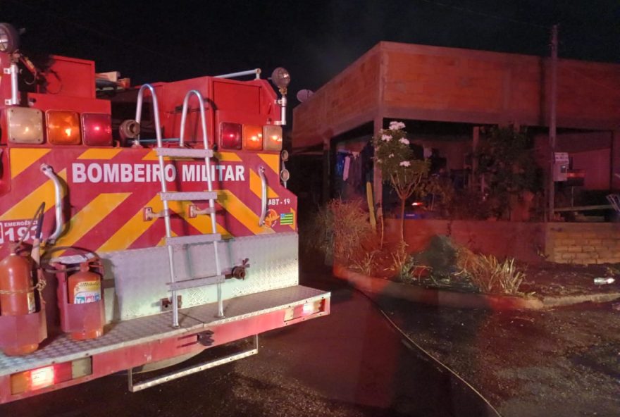 Corpo do bebê foi encontrado carbonizado. (Foto: Corpo de Bombeiros)