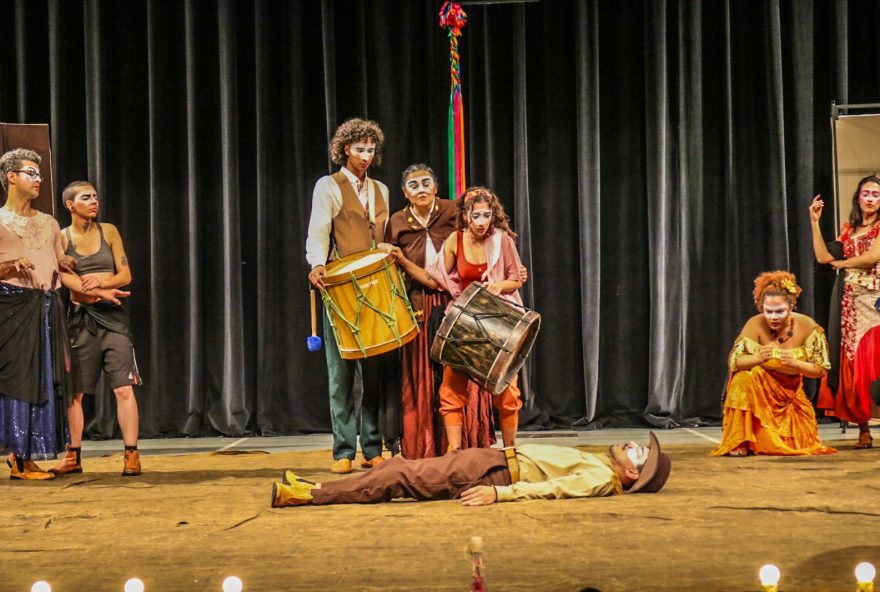 NAH do Corpo Cênico apresenta peça que combina música, dança e teatro, celebrando a identidade cultural de Goiás. (Foto: Flávia Honorato)