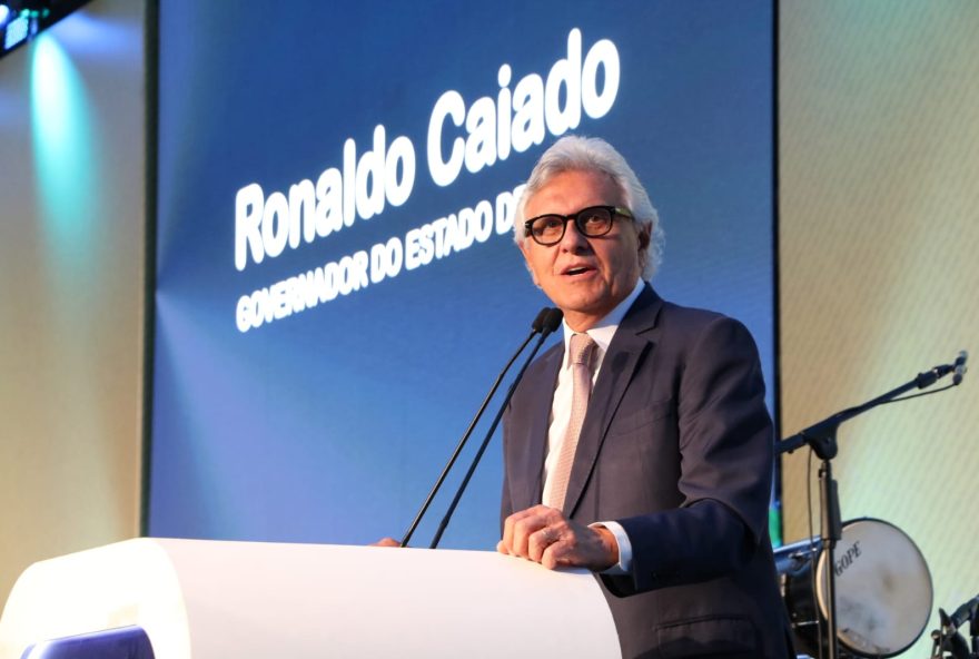 Governador Ronaldo Caiado destaca redução da criminalidade e eficiência das forças de segurança em congresso de seguros. (Foto: Reprodução)