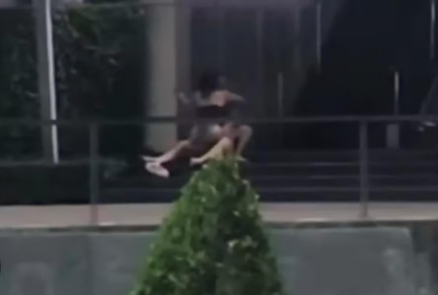 Um internauta do facebook publicou um vídeo onde um casal e flagrado fazendo sexo em uma escadaria de um shopping na Tailândia. 
(Foto: Reprodução)