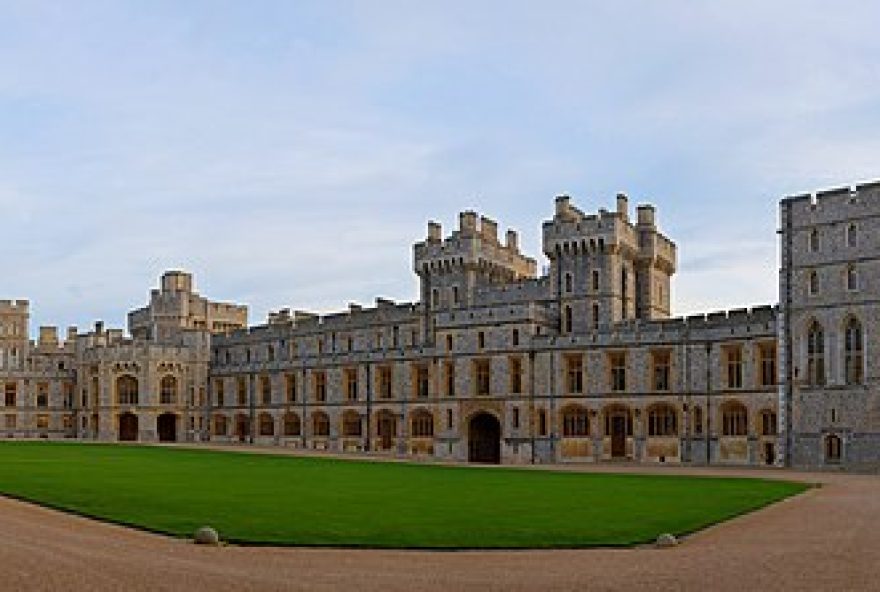 Windsor_Castle_Upper_Ward_Quadrangle_Corrected_2-_Nov_2006