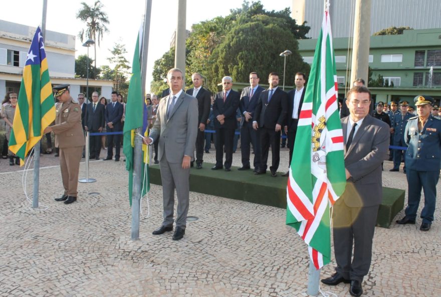 Governador no hasteamento da bandeira.  Foto: Leoiran / D.E.