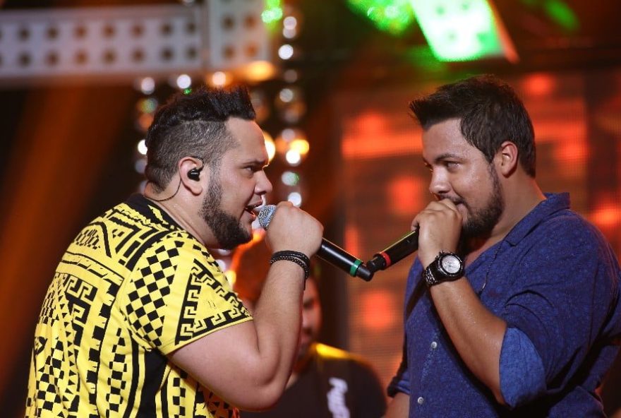 A dupla sertaneja Zé Ricardo e Thiago faz apresentação gratuita no Aparecida Shopping