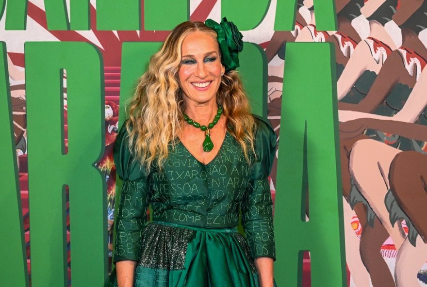 a-elegancia-de-sarah-jessica-parker-no-baile-da-arara3A-um-destaque-no-carnaval-com-sua-presenca-marcante-e-estilo-impecavel a-elegancia-de-sarah-jessica-parker-no-baile-da-arara3A-um-destaque-no-carnaval-com-sua-presenca-marcante-e-estilo-impecavel