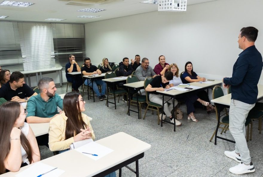 a-importancia-da-comunicacao-para-lideres-e-profissionais3A-curso-de-oratoria-na-escola-de-negocios-acipi
