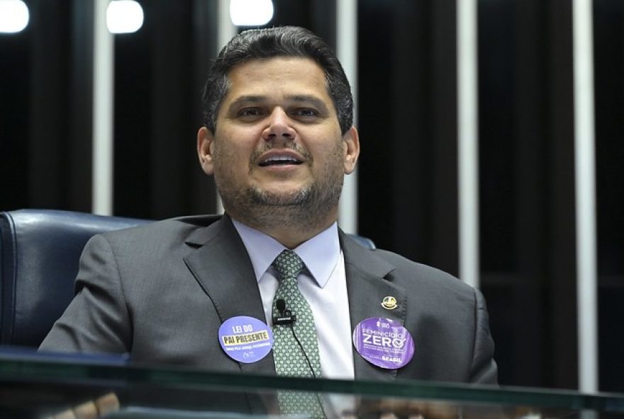 a-longa-reuniao-entre-flavio-bolsonaro-e-alcolumbre a-longa-reuniao-entre-flavio-bolsonaro-e-alcolumbre