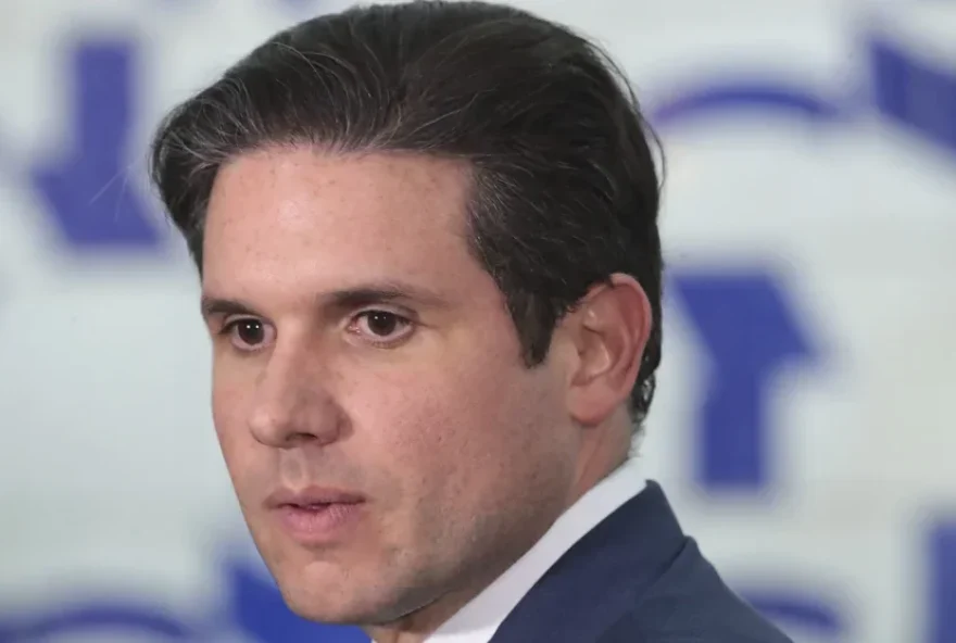 a-mao-invisivel-por-tras-da-hesitacao-de-hugo-motta-sobre-devedor-contumaz