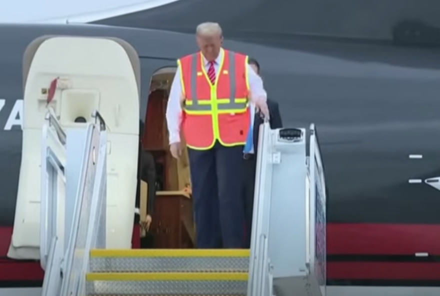 Trump vestido de gari após gafe de Biden (Foto: Reprodução)