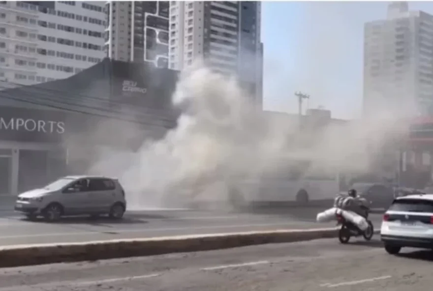 Ônibus de transporte coletivo pega fogo na Avenida 85, em Goiânia