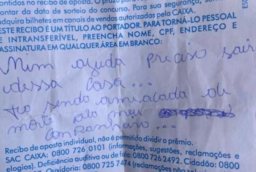 mulher em cárcere privado pede socorro