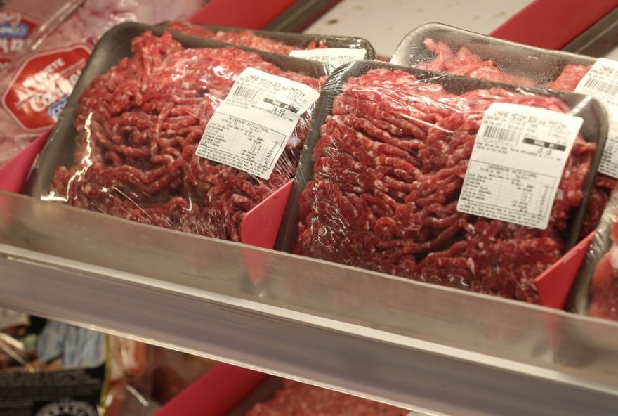 O quilo das carnes se mantém alto desde o início deste ano após elevações seguidas desde 2020 devido à pandemia, exportações e cotação do dólar.(Foto: Agência Brasil)