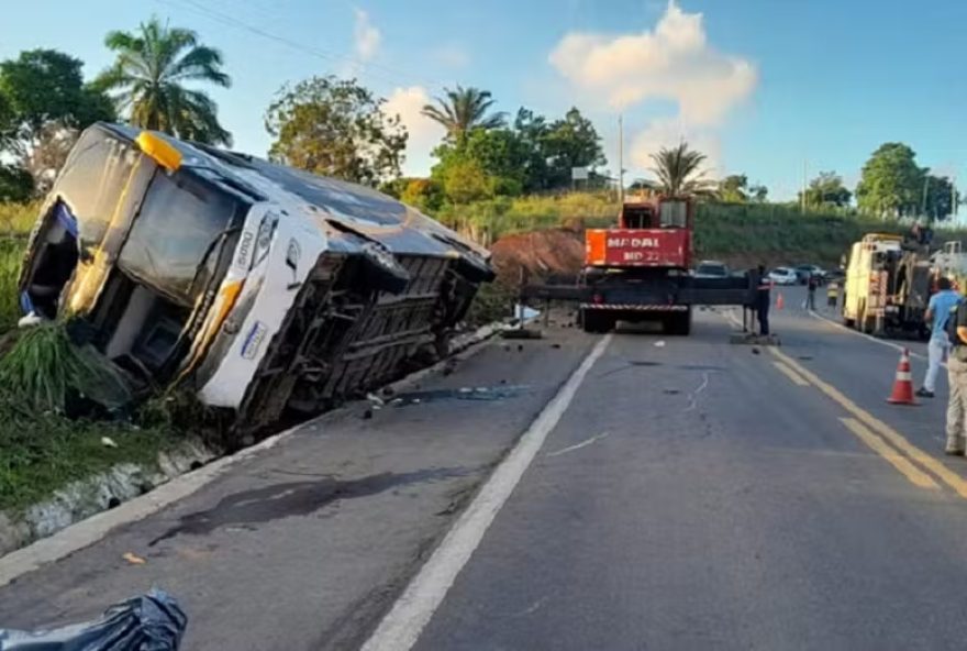 Ônibus levava 32 passageiros para uma excursão em Porto Seguro. Entre os mortos estão grávida e crianças. (Foto: Reprodução)