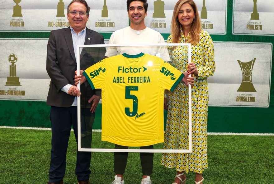 abel-ferreira-completa-cinco-anos-de-sucesso-no-palmeiras-e-recebe-homenagem-especial-da-presidente-leila-pereira