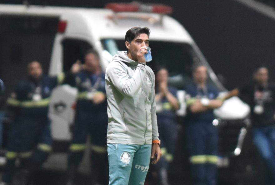 abel-ferreira-critica-gramado-e-menciona-atletico-em-desabafo