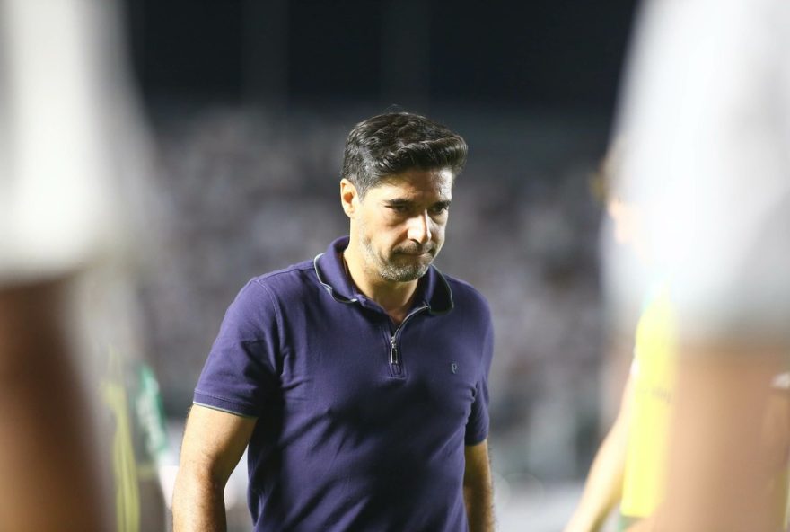 abel-ferreira-culpa-falta-de-pilhas-no-palmeiras-em-derrota-para-o-santos SP - SANTOS - 15/11/2025 - BRASILEIRO A 2025, SANTOS X PALMEIRAS - tecnico do Palmeiras durante partida contra o Santos no estadio Vila Belmiro pelo campeonato Brasileiro A 2025. Foto: Mauricio De Souza/AGIF