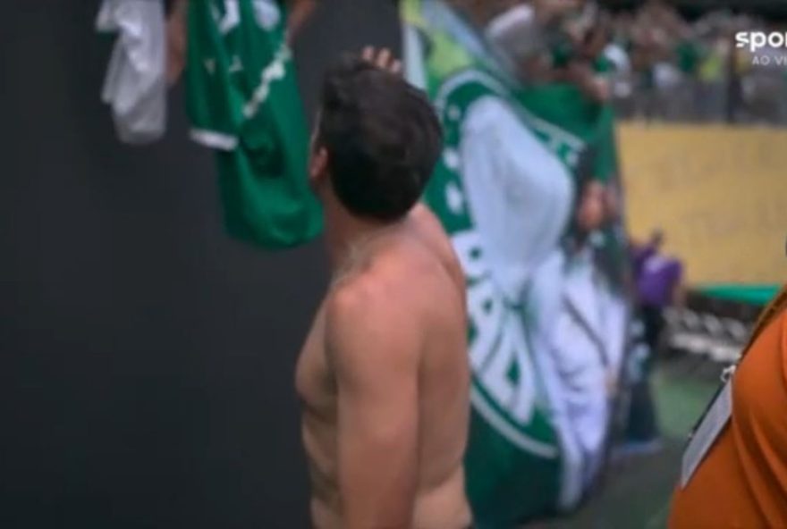 abel-ferreira-entrega-camisa2C-agradece-torcida-e-destaca-vitoria-do-palmeiras-na-copa-do-mundo-de-clubes