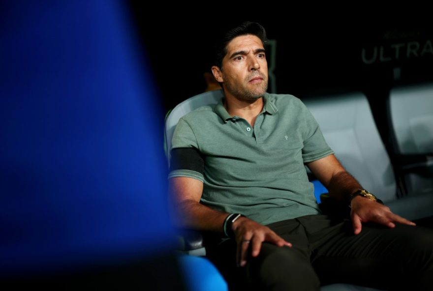 abel-ferreira-lamenta-eliminacao-do-palmeiras-no-mundial-de-clubes-e-destaca-determinacao-da-equipe