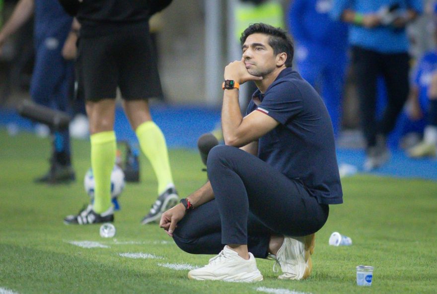 RS - PORTO ALEGRE - 25/11/2025 - BRASILEIRO A 2025, GREMIO X PALMEIRAS - Abel Ferreira tecnico do Palmeiras durante partida contra o Gremio no estadio Arena do Gremio pelo campeonato Brasileiro A 2025. Foto: Maxi Franzoi/AGIF