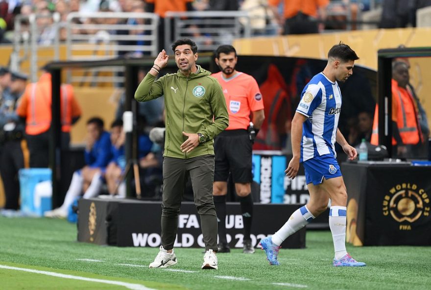abel-ferreira-recebe-cartao-amarelo-por-reclamacao-na-estreia-do-palmeiras-no-mundial3A-22substituicoes-cruciais22.-acompanhe-as-noticias-do-time