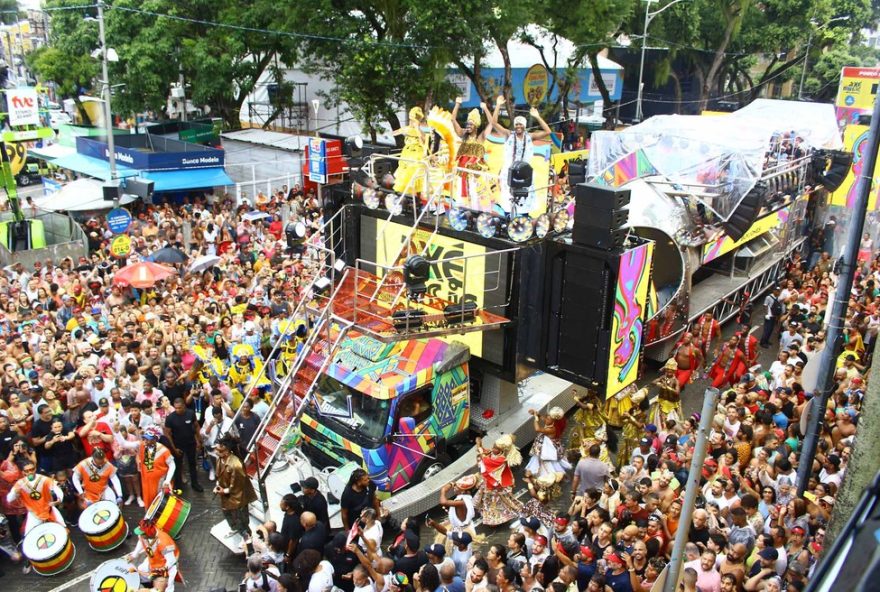 abertura-do-carnaval-de-salvador-celebra-40-anos-de-axe-com-encontro-de-artistas-e-muita-musica-no-circuito-osmar